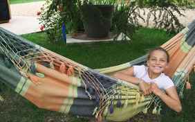 Überall im garten verteilen sich gemütliche Hängematten - Foto: Philippe Chenet